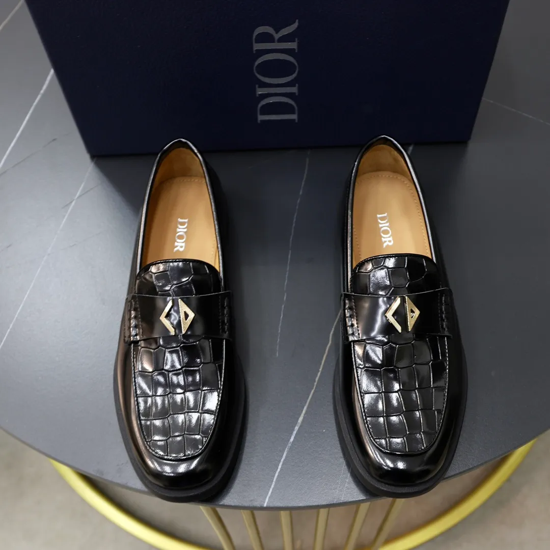 Ex-factory price: 540🙅‍♂️🙅‍♂️🙅‍♂️ Brand: Dior DIOR Standard code: Men's code 38/44 (45 can be customized) Grade: Same as the official website Material: Original cowhide stitching, cowhide lining, original TPU wear-resistant soft outsole Style categories: Leisure and sports version, footwear for driving, young fashion, European and American trends, British style Color: actual picture color